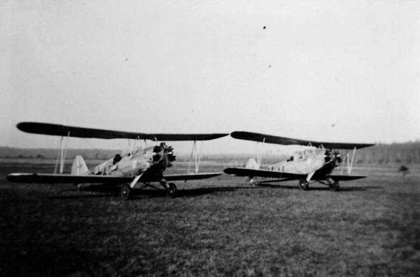 (23) Training biplanes