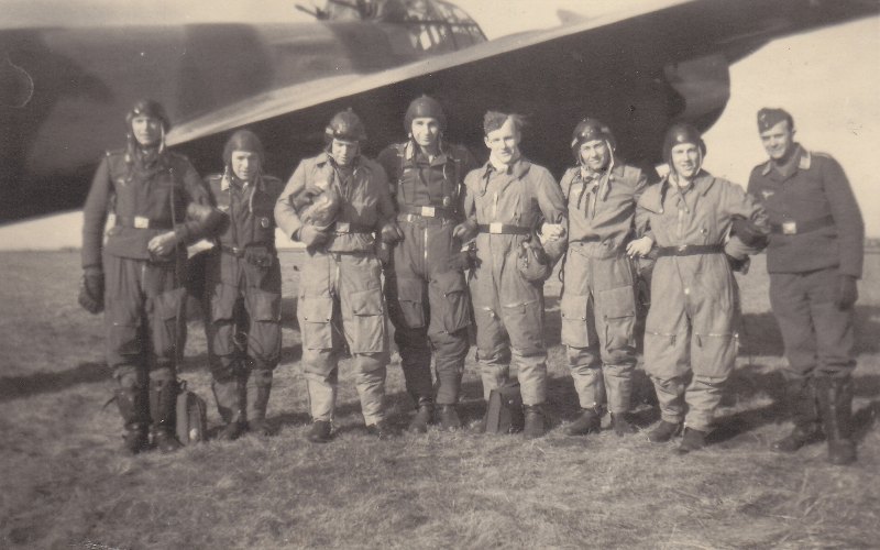 (3) Bolte&#39;s crew together with unidentified crew