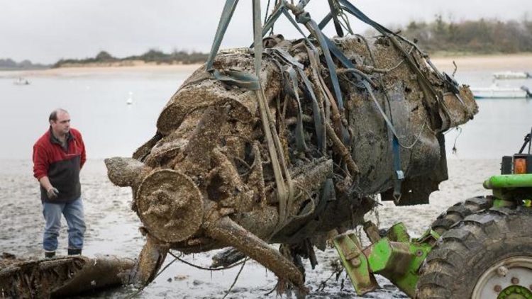 recovery-of-flt-h-r-smith-and-the-remains-of-his-spitfire-mj789-453-sqdn