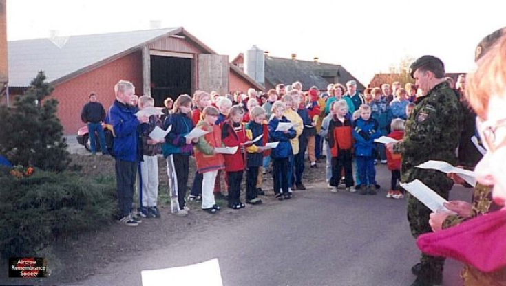 75-squadron-stirling-iii-bf506-memorial-local-school-children-and-home-guard-at-the-crashsite-service-singing-hymns-during-the-service